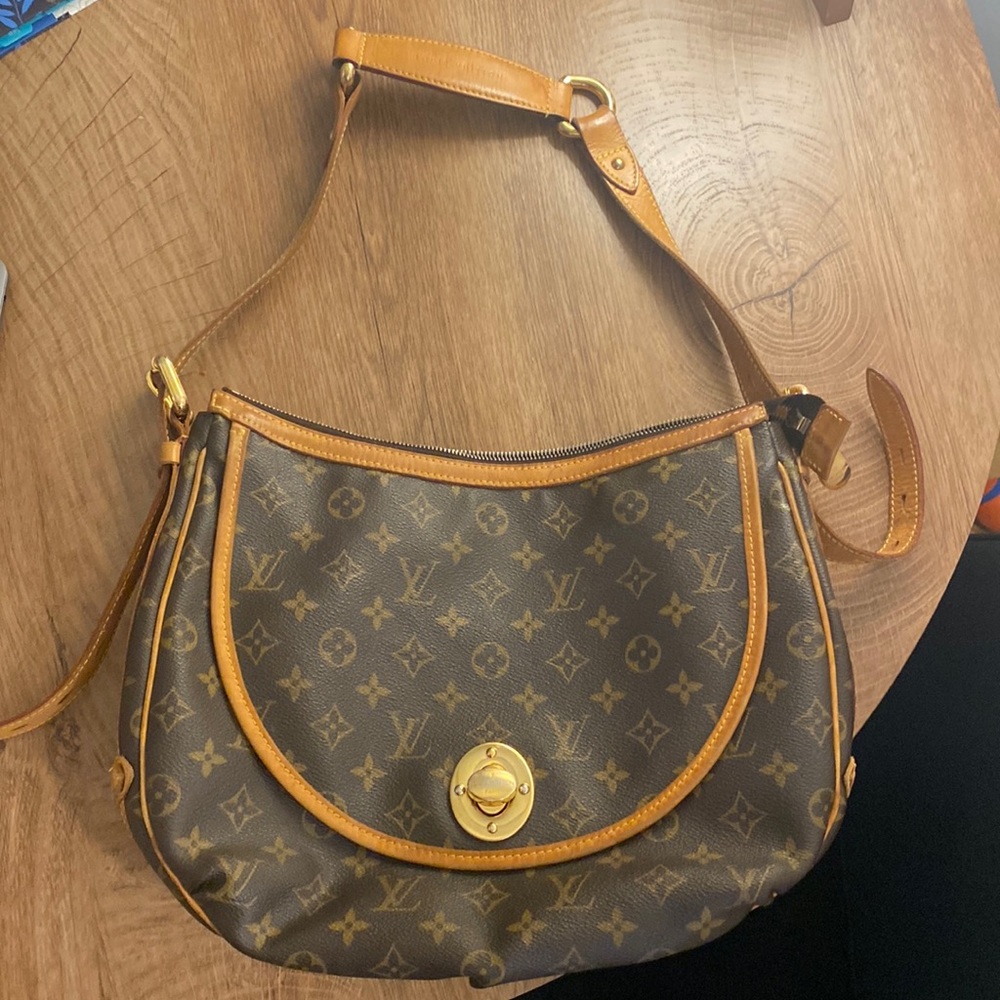 Authentic Louis Vuitton bag with front pocket